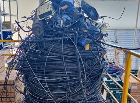 Operação retira 15 toneladas de cabos irregulares de telecomunicações dos postes no RN