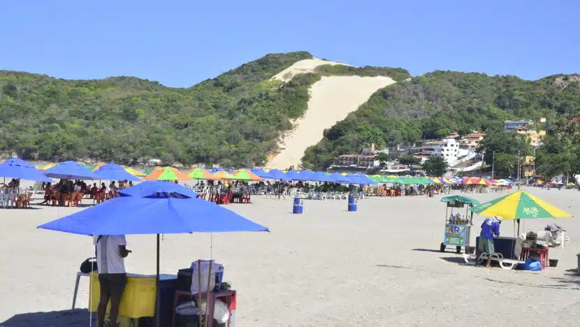 "ASSALTO": Turistas criticam valor do aluguel de barracas e comparam Ponta Negra a João Pessoa