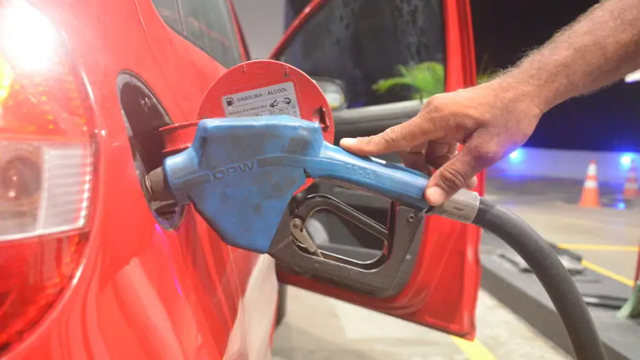 Natal apresenta redução no preço da gasolina comum; preço médio chega a R$ 6,13