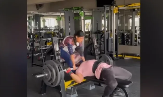 Homem é 'enforcado' por barra de supino de 165 kg em academia e é salvo pela esposa