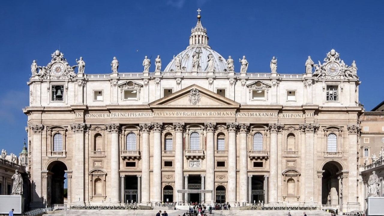 No Vaticano, homem sobe no altar da Basílica de São Pedro e é detido