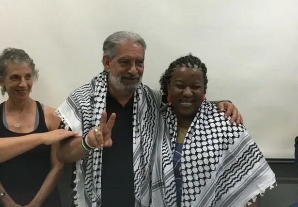 Ministra de Lula posa para foto ao lado de militante pró-Hamas