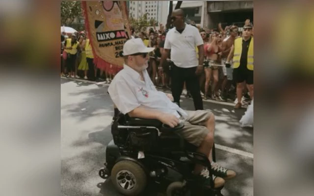 Autor é agredido em bloco que homenageava Ainda Estou Aqui