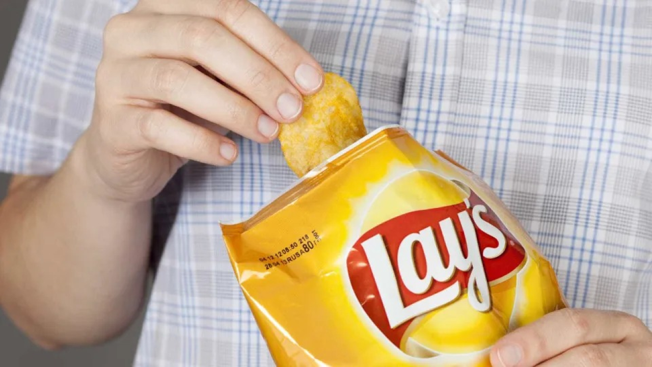 Alerta é emitido sobre pacotes de batatas fritas Lay's contendo ingrediente 'fatal'