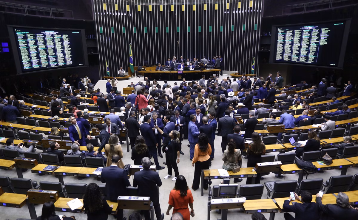 Câmara vota na terça-feira projeto que permite retirada do FGTS após nascimento de filho ou adoção