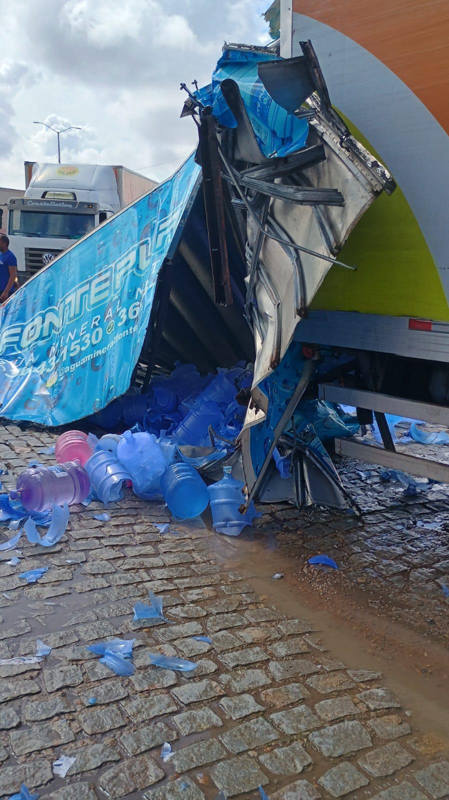 Caminhões colidem em posto de combustíveis na BR-304, em Macaíba, e carga se espalha pelo chão