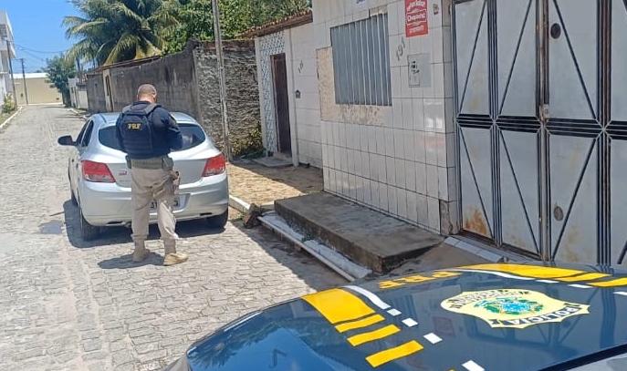 PRF prende condutor que simulou roubo de veículo para escapar de fiscalização de trânsito