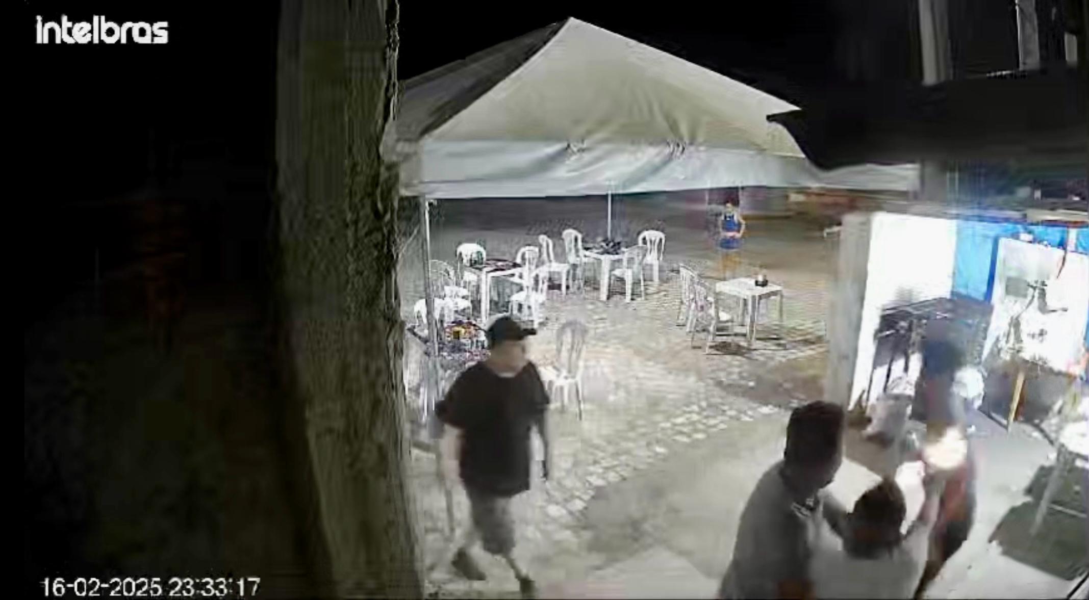Vídeo flagra momento em que jovem é morto a tiros durante briga em espetinho de Caraúbas