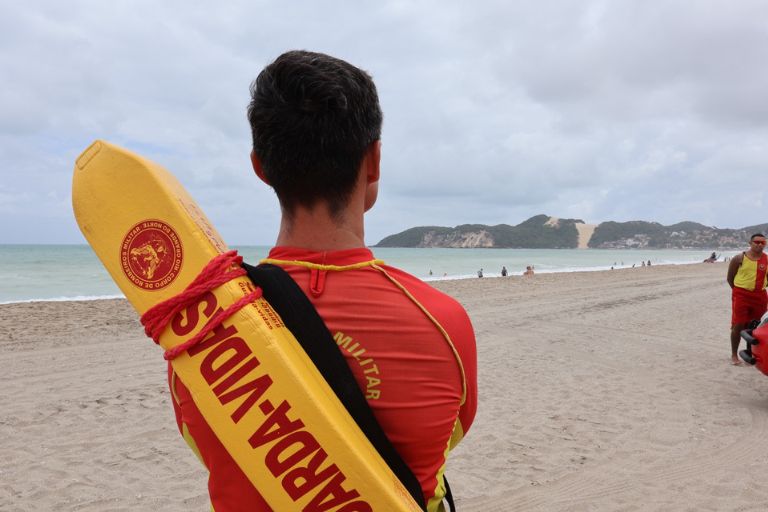 Bombeiros salvam dois turistas argentinos de afogamento na Praia da Cancela, em Tibau