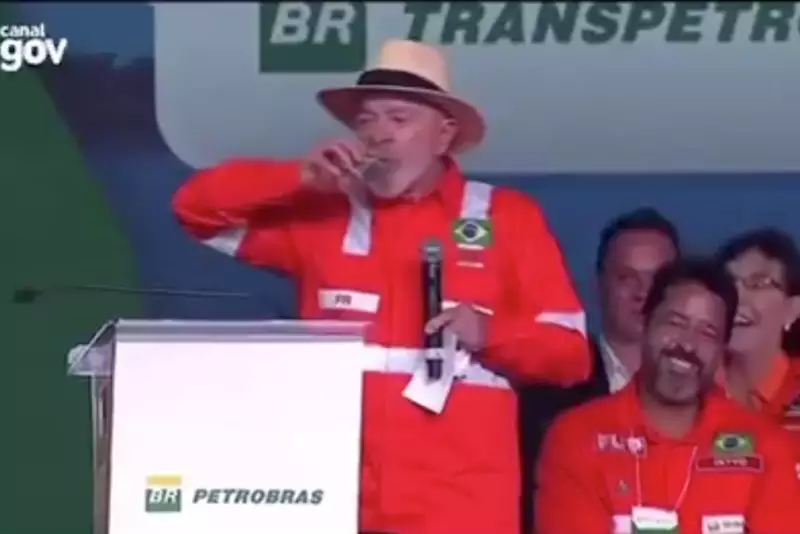 Com voz estranha, Lula diz beber álcool e não gasolina