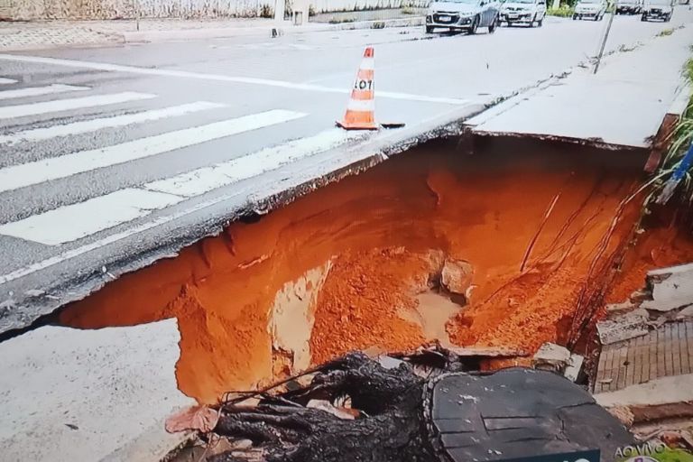 Temporal abre grande cratera em frente ao Hospital Memorial, no Tirol