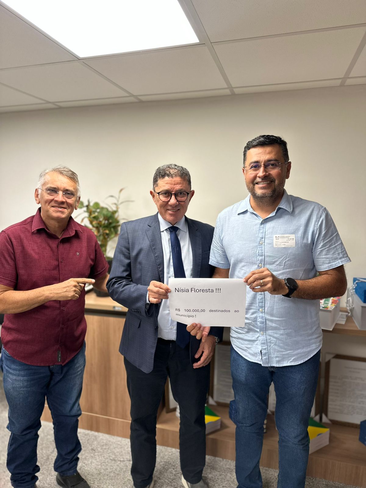 Prefeito de Nísia Floresta recebe emenda parlamentar para aquisição de carro social