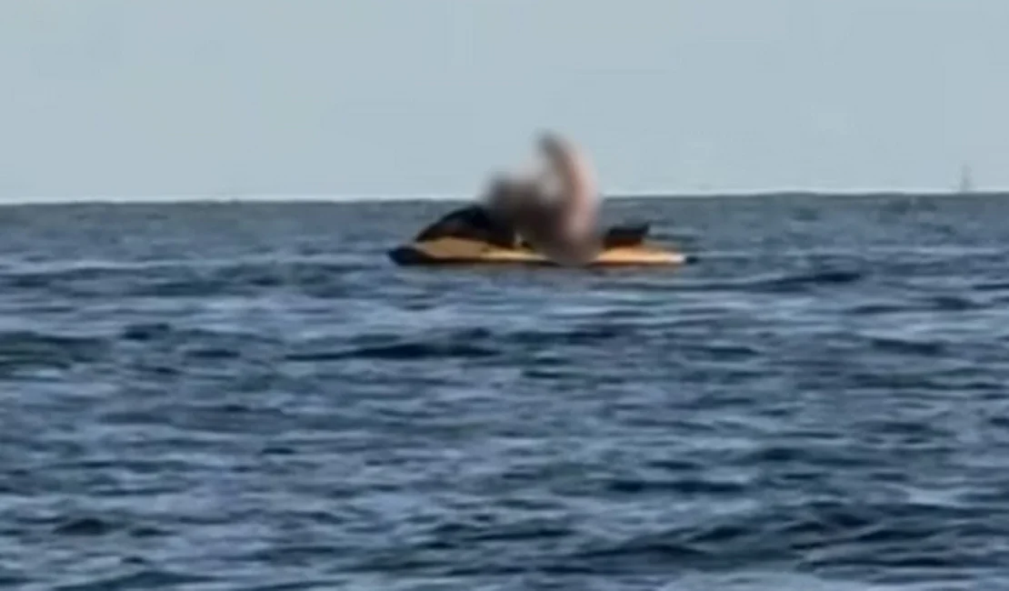 Casal é flagrado transando em cima de Jet Ski e vídeo atinge milhões: "Ripando a minazinha em alto-mar"