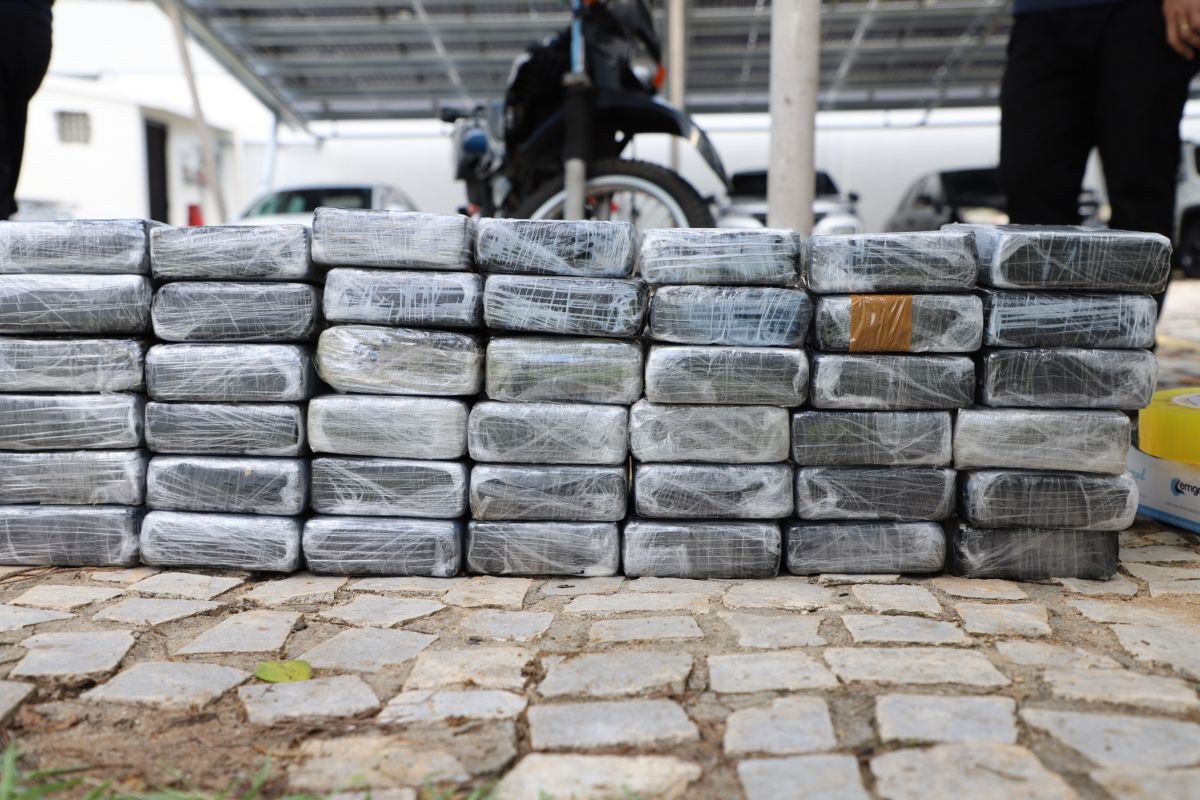 PF, com apoio da Receita Federal, apreende 360 kg de cocaína em imóvel comercial na Grande Natal