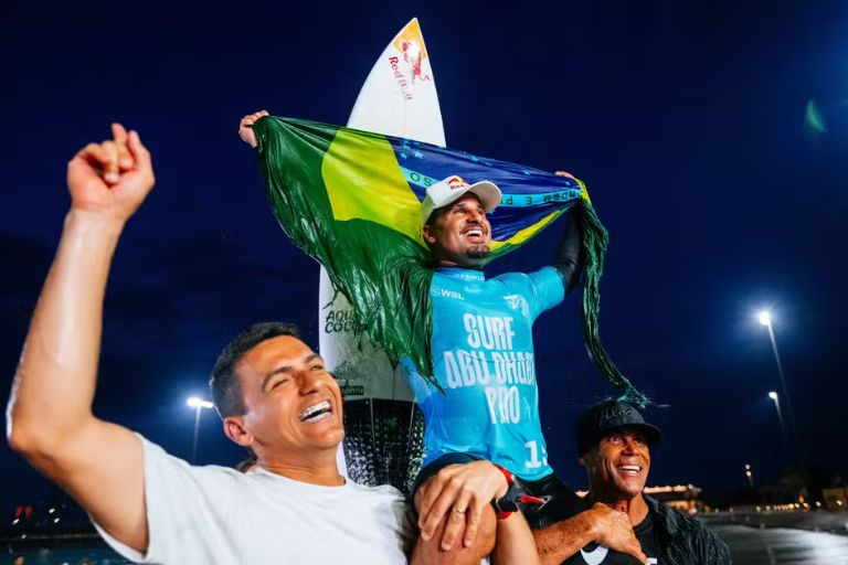 Potiguar Italo Ferreira conquista título em Abu Dhabi e vira número 1 do mundo