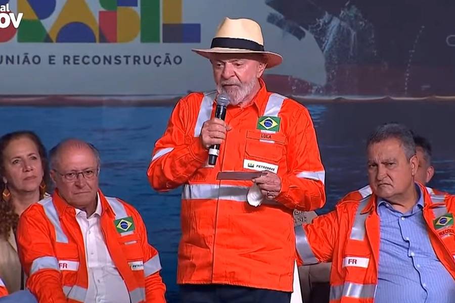 Lula diz que consumidor é “assaltado” por intermediários e pede que Petrobras venda combustível diretamente