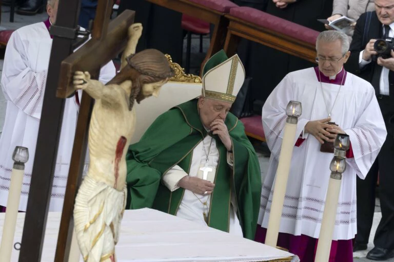 Papa é internado em hospital em Roma para tratar bronquite