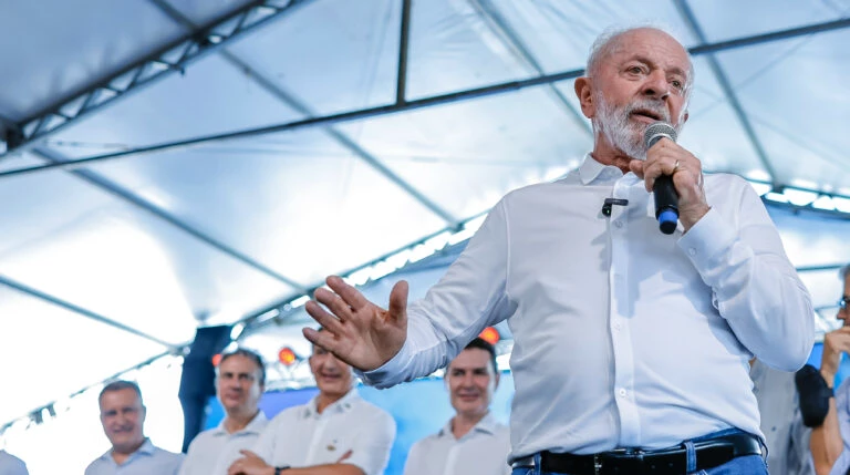 Lula culpa intermediários pelo preço dos combustíveis no Brasil