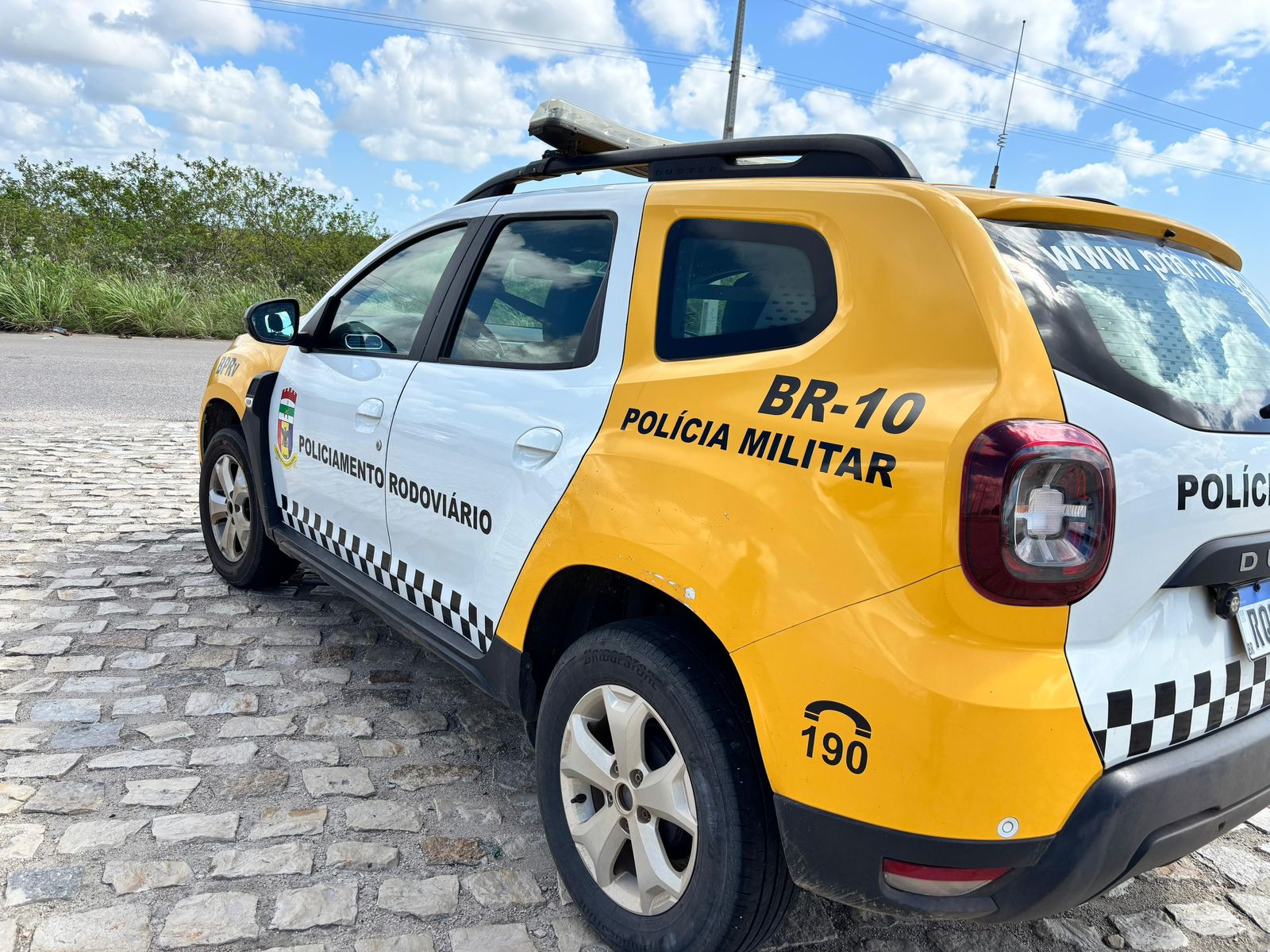 PM realiza prisão de mulher por dirigir sob efeito de drogas e desacatar agentes na Av. Roberto Freire