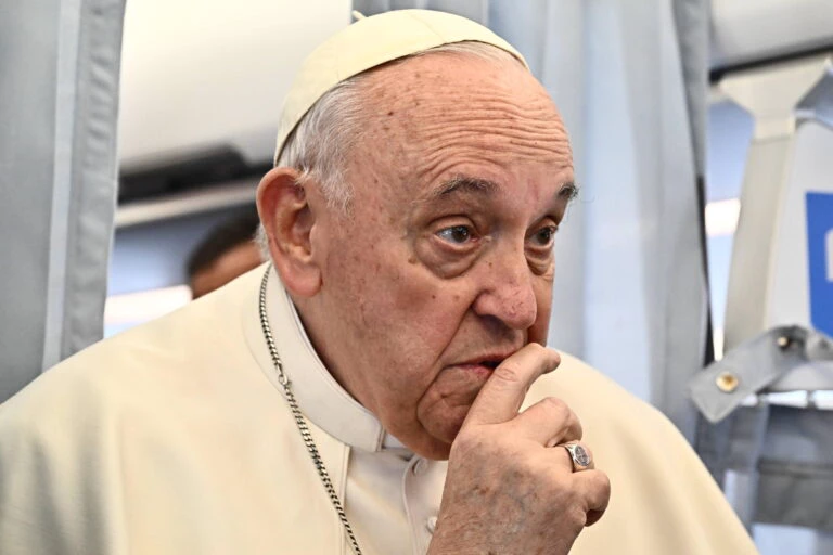 Papa sofre “piora repentina” após crise respiratória, diz Vaticano