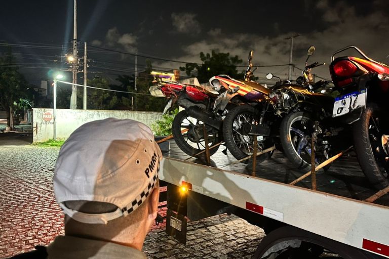 Operação na Via Costeira recolhe cinco motocicletas, apreende entorpecentes e detém um jovem