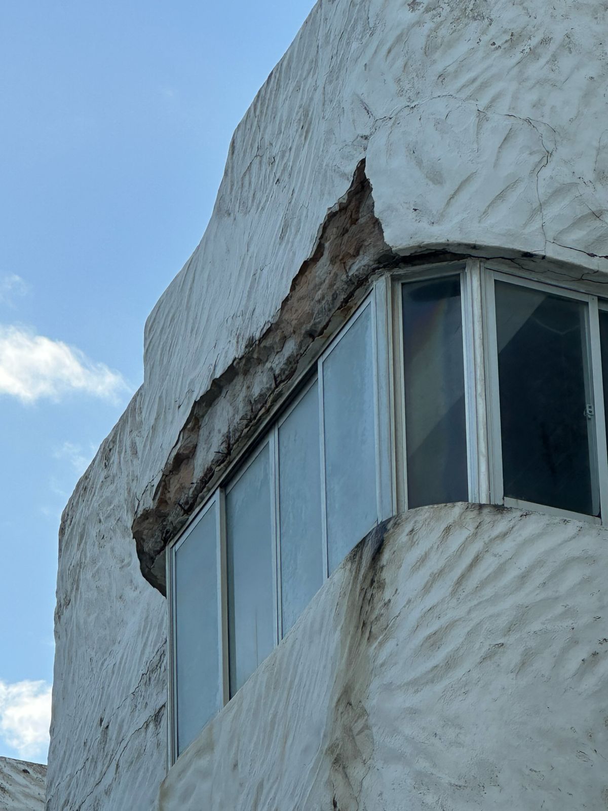 TRAGÉDIA ANUNCIADA?: Edifício Dom Luiggi apresenta visíveis problemas estruturais, moradores temem desastre e cobram ação de órgãos fiscalizadores