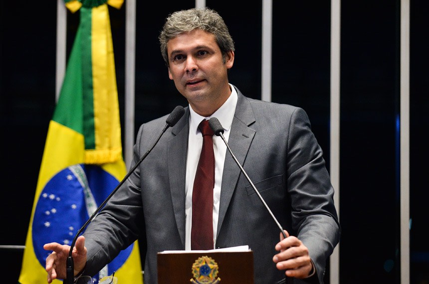 PT quer prisão preventiva e cassação de mandato de Eduardo Bolsonaro