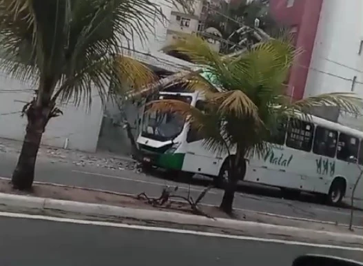 Ônibus bate em poste no bairro Petrópolis e deixa região sem energia