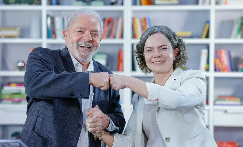 Lula anuncia Gleisi como ministra da Secretaria de Relações Institucionais