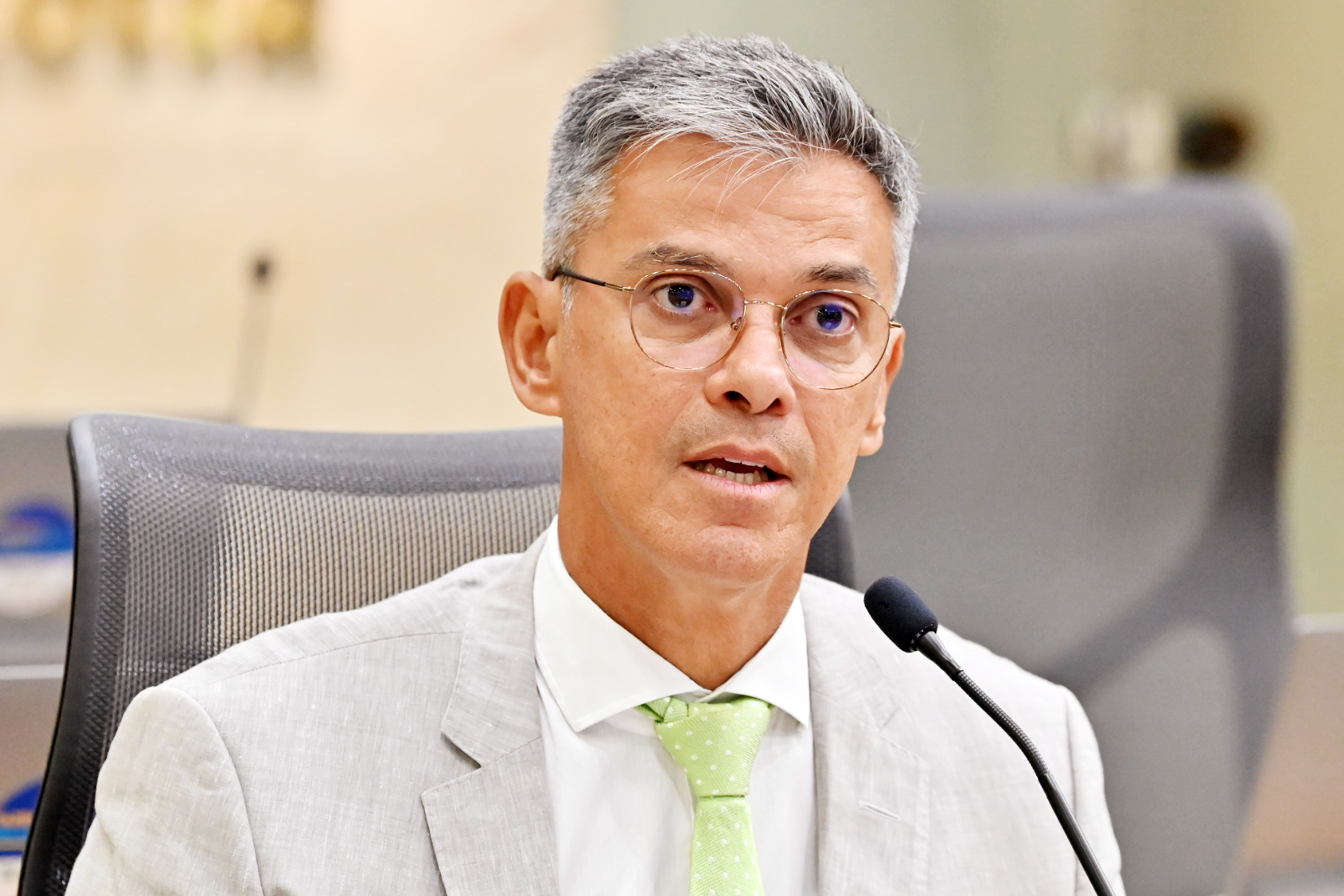 Coronel Azevedo quer proibição de shows abertos destacando apologias a crimes
