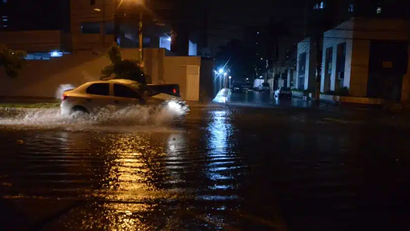 Chuvas causam pontos de alagamento em Natal nesta quinta-feira; confira