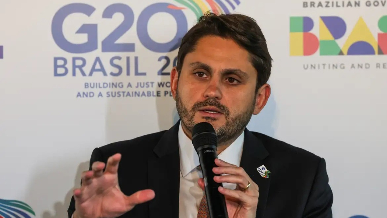 Ministro usou avião da FAB para voltar à praia após reunião com Lula