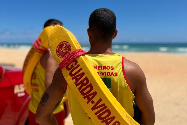 Bombeiros resgatam duas crianças vítimas de afogamento na Redinha
