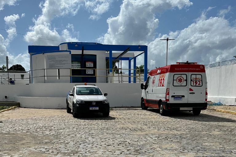Funcionário da Caern cai em poço e é resgatado pelos bombeiros