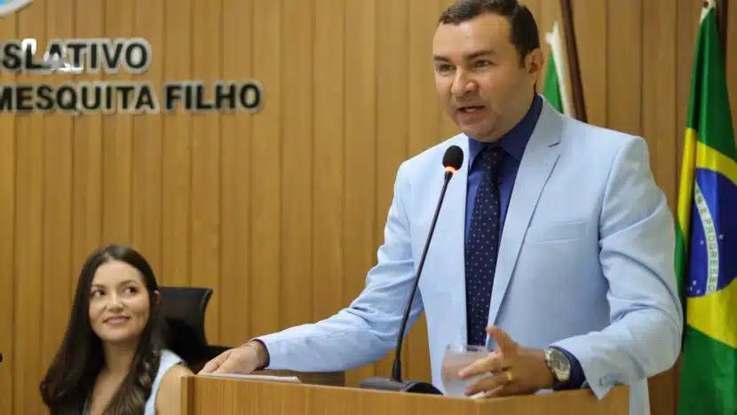 Prefeito Emídio Jr. faz leitura da mensagem anual relembrando grandes feitos do primeiro mandato e citando futuras ações