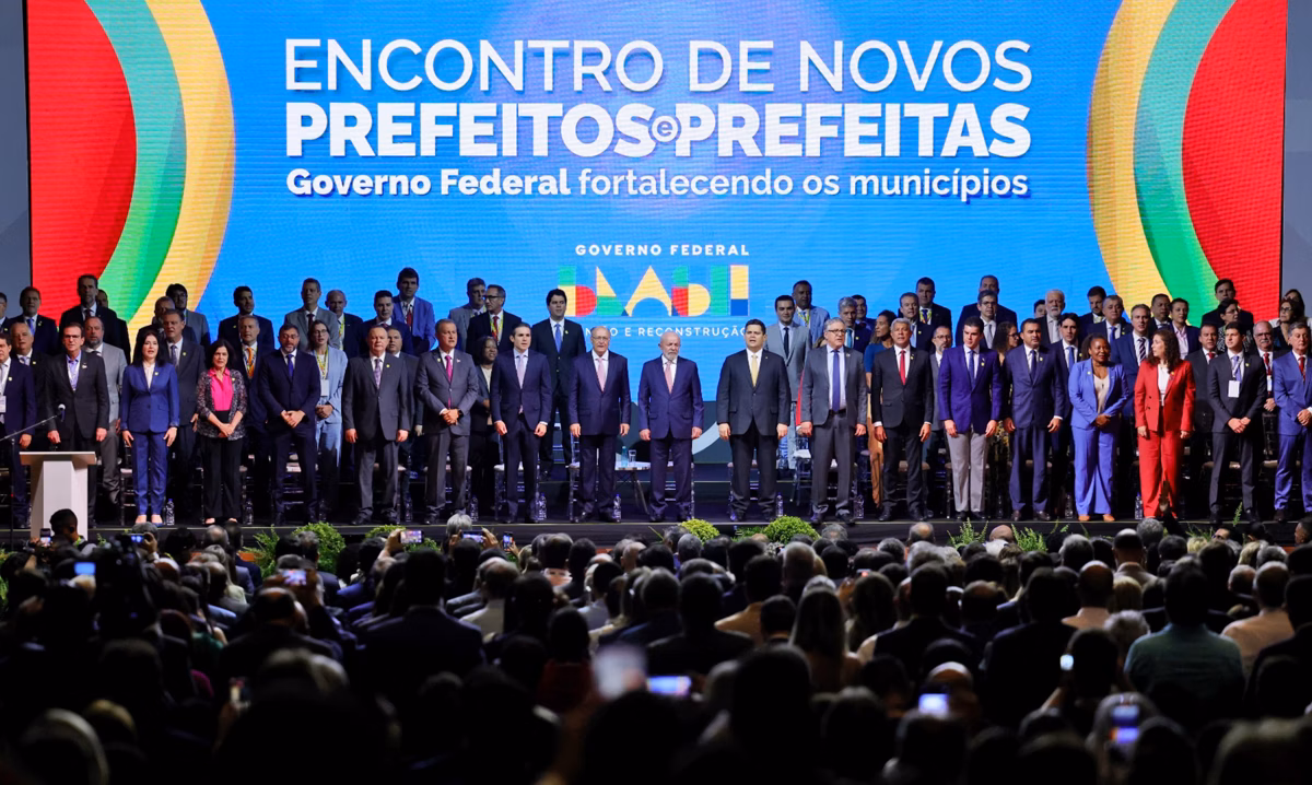 Lula encontra prefeitos e diz que o Brasil cresceu mais do que o previsto: 'não falem mais bobagem'