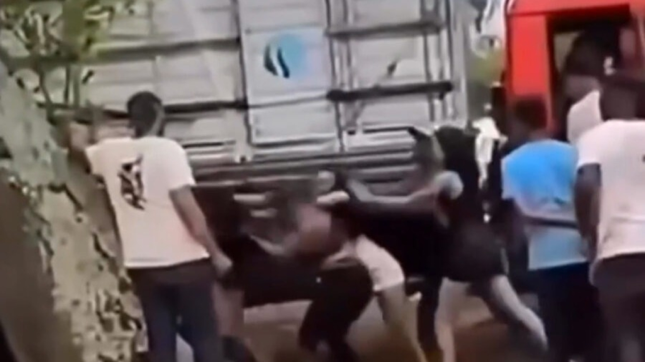 Em Currais Novos, mulher flagra namorado com dois travestis dentro de caminhão e o 'bicho pegou'; Assista