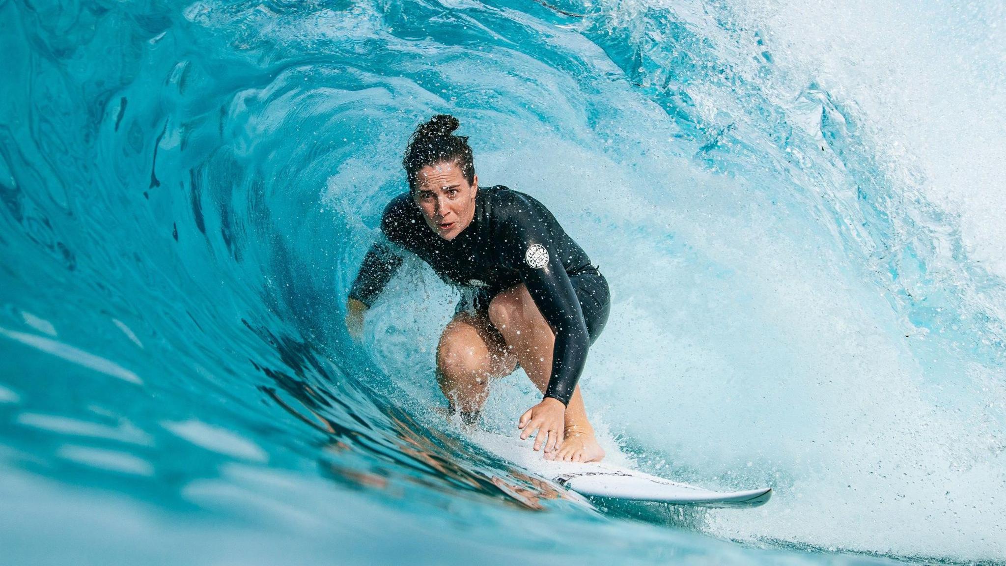 Mundial de Surfe chega a Abu Dhabi após preocupação com atleta bissexual; entenda