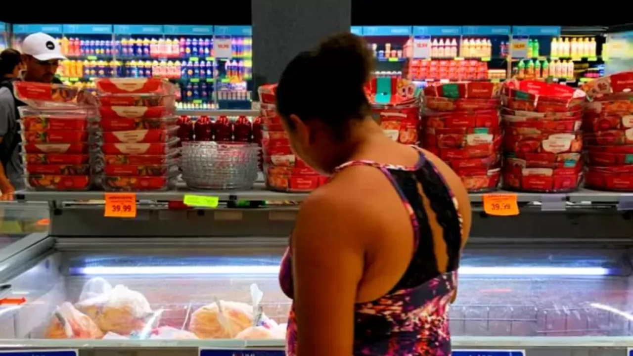 FAZ O L: Com comida cara, brasileiros apelam a carcaça de frango e espinha de porco