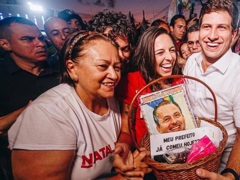 Exemplo para PT-RN, Eduardo Campos compra livro superfaturado por R$ 1.690 cada