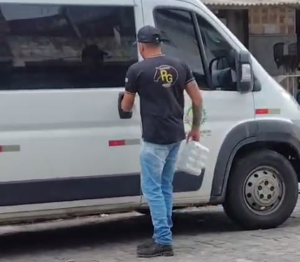 Motorista terceirizado é flagrado colocando cerveja em van da Prefeitura de Parnamirim