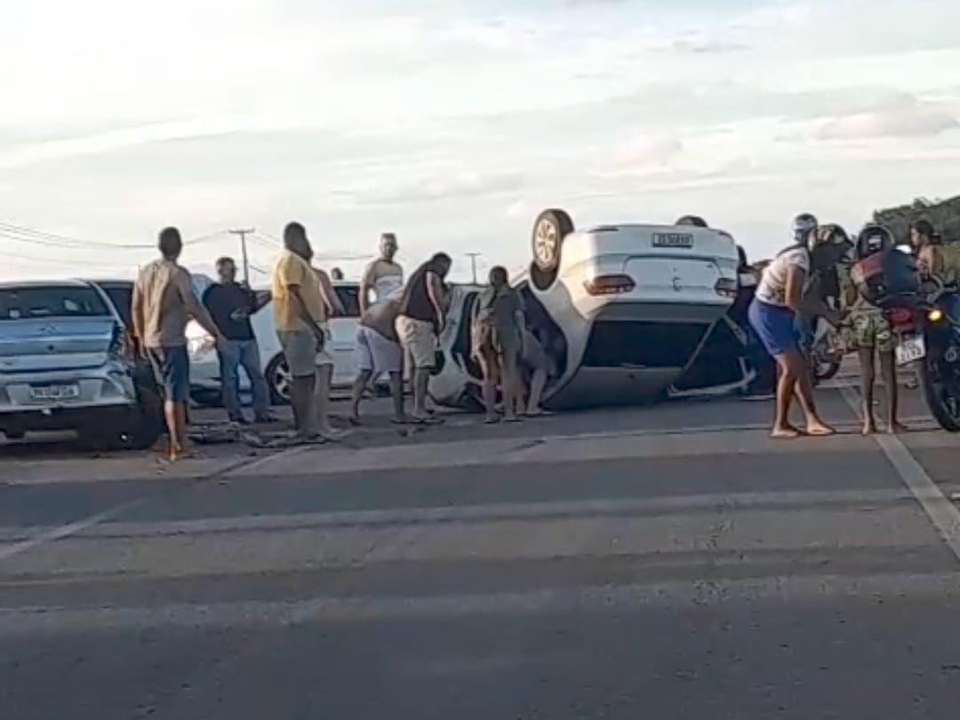 Três veículos se envolvem em acidente na BR-101 no RN; PRF prende motorista que bateu