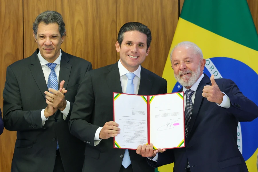 Lula assina projeto e envia ao Congresso isenção de Imposto de Renda para quem ganha até R$ 5 mil