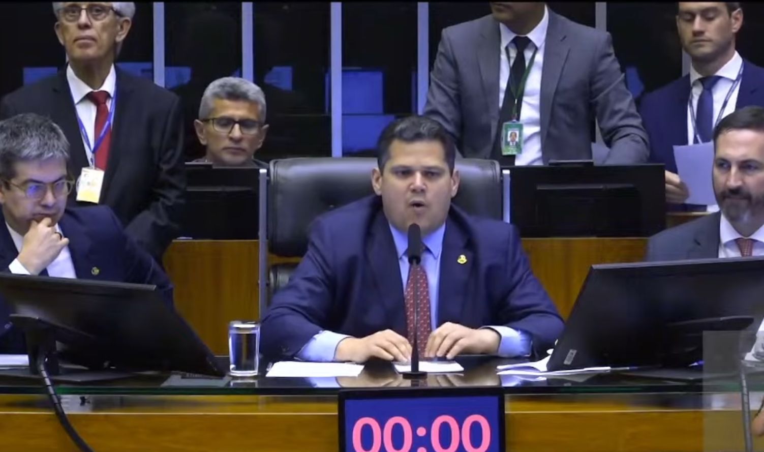 Após meses de atraso, Orçamento de 2025 é aprovado com corte no Bolsa Família
