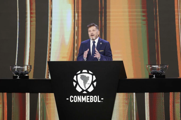 Presidente da Conmebol compara brasileiros à macaca e se retrata