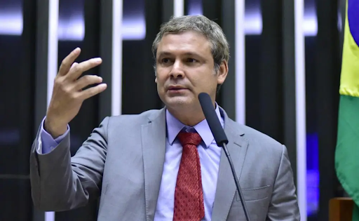Líder do PT quer preparar ‘dossiê’ contra Michelle Bolsonaro para defender Janja de acusações