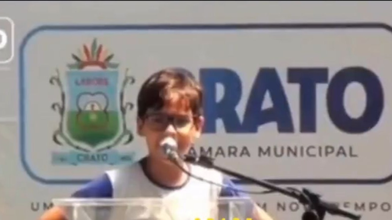 Criança fala em sessão na Câmara Municipal, diz que quer picanha, café e manda fazer o L de ladrão; Assista