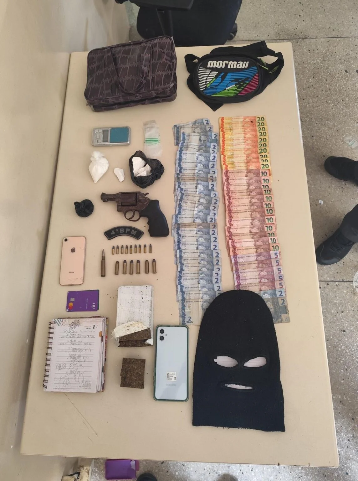 Homem é preso por porte ilegal de arma e tráfico de drogas no Bairro Potengi