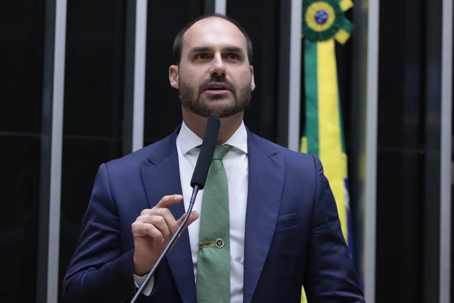 Eduardo Bolsonaro anuncia que vai se licenciar do mandato e ficar nos EUA para não ser preso