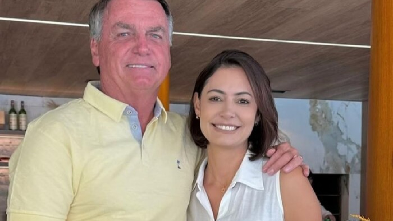 Com feijoada e discurso sobre chip, Bolsonaro festeja seu aniversário de 70 anos